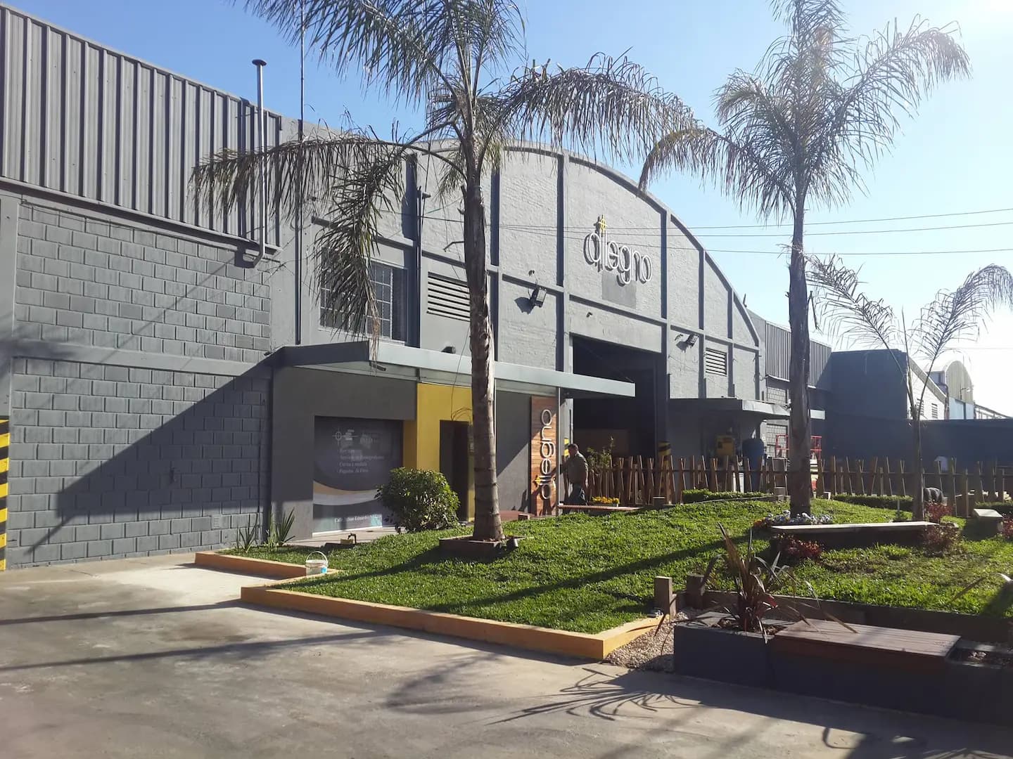 Trabajador de Dilegno en el taller