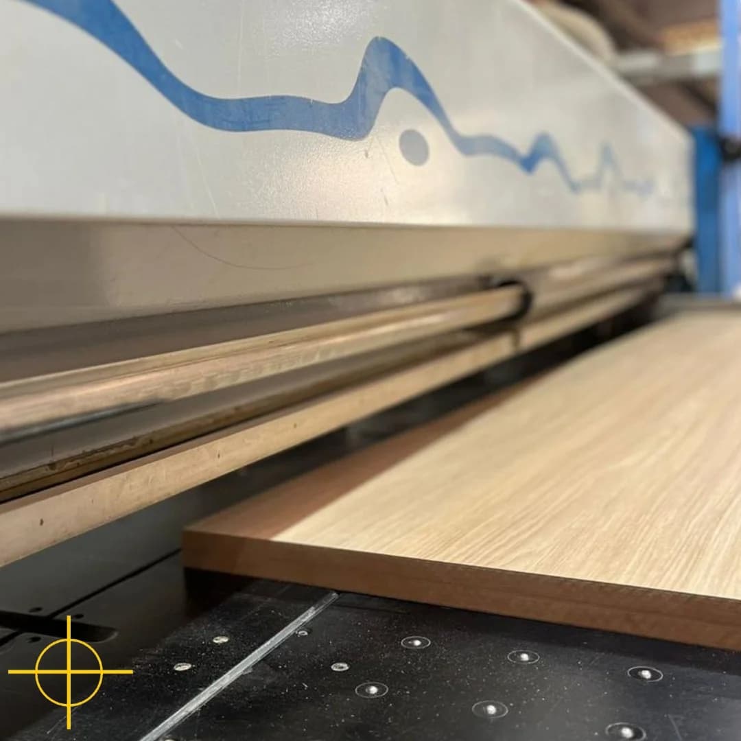 Máquina CNC cortando placas de madera